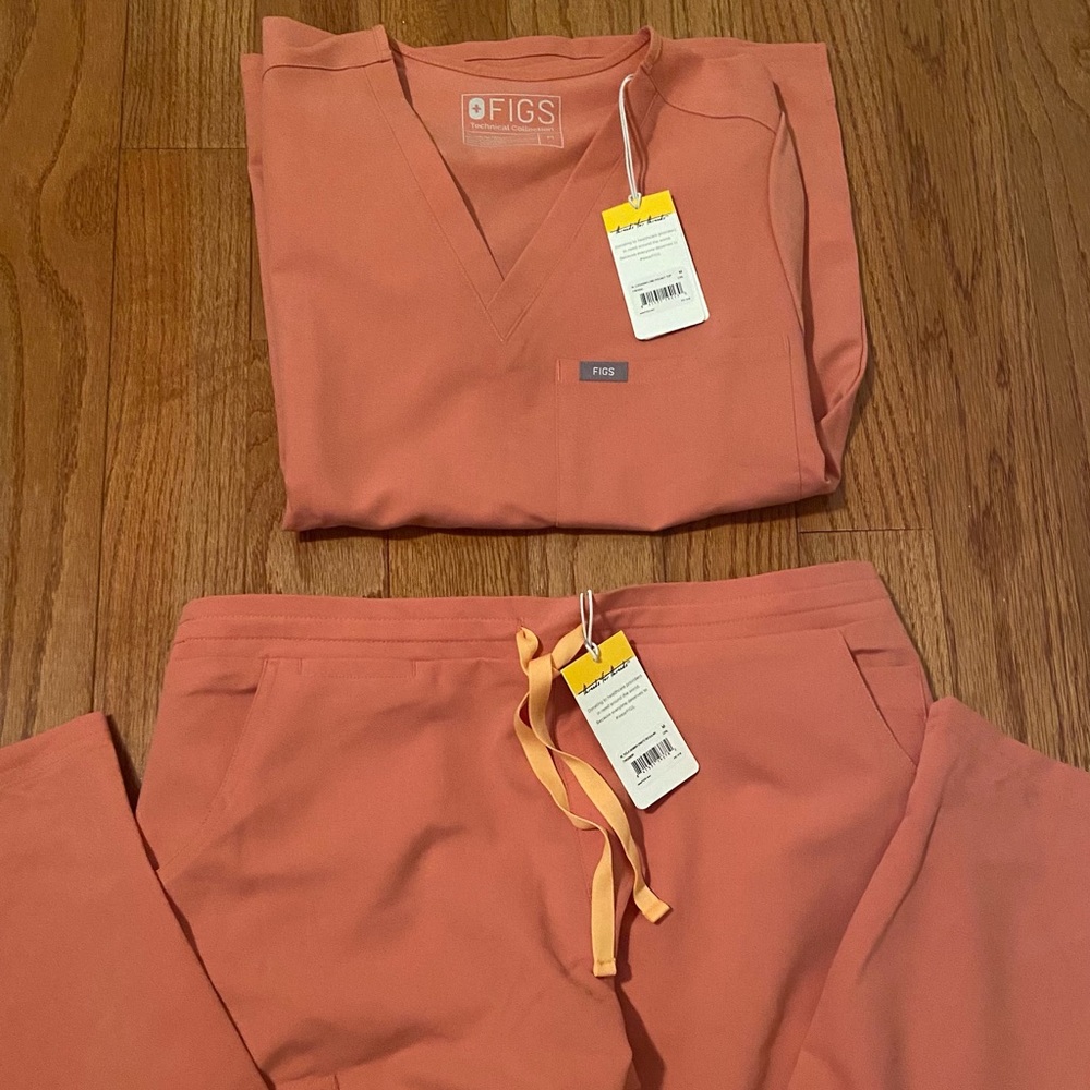FIGS medium scrub set in coral